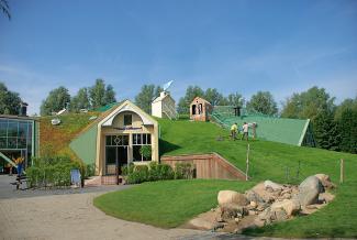 The hill is cordoned off temporarily when maintenance work has to be carried out on the green roof, mowing the lawn, for example. © ZinCo / Van der Tol Mowing the lawn on a green roof